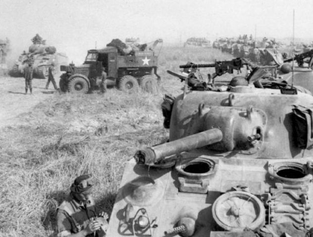 Columna de tanques Sherman de la 1ª División Acorazada polaca en un descanso durante los combates en la bolsa de Falaise. 8 de Agosto de 1944