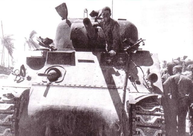 Sherman del 2º Batallón de Tanques de los marines en Tarawa, noviembre de 1943. El debut del Sherman en el teatro de operaciones del Pacífico se produjo durante esta batalla