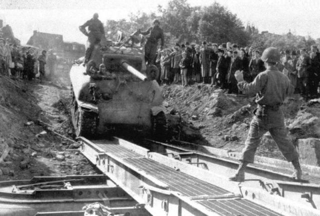 Sherman M4A1 76 de la 3ª Armored Division cruzando un puente construido por ingenieros sobre el río Mosa, en las proximidades de Lieja