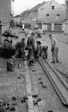 Reparación de la cadena de un Sherman de la 2ª Armored Division en la localidad alemana de Baesweiler. Diciembre de 1945