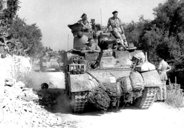 Columna de tanques Sherman británicos avanzando por la isla de Sicilia. 10 de julio de 1943