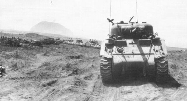 Tanques Sherman del 3er Tank Battalion en Iwo Jima, al fondo el monte Suribachi. Febrero de 1945