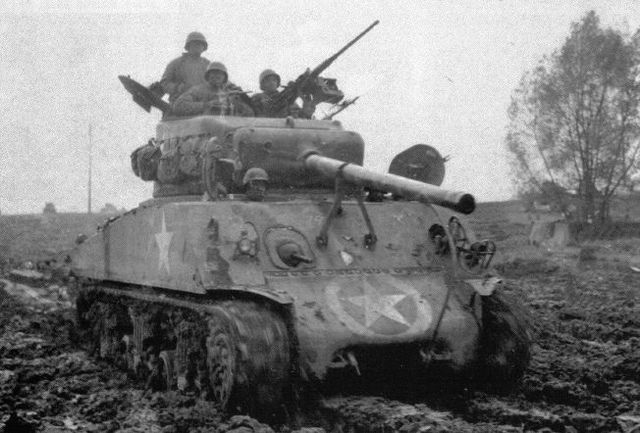 Sherman M4A3 76 del 761 Tank Bataillon en las proximidades de Nancy, Francia. 5 de noviembre de 1944