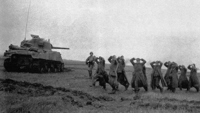 Tropas a alemanas se rinden ante las unidades de 735 Tank Bataillon durante los combates en la región del Sarre. Noviembre de 1944
