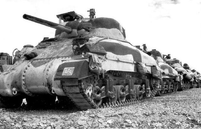 Tanques Sherman del 9º de Queens Royal Lancers antes de la 2ª Batalla de El Alamein. Octubre de 1942