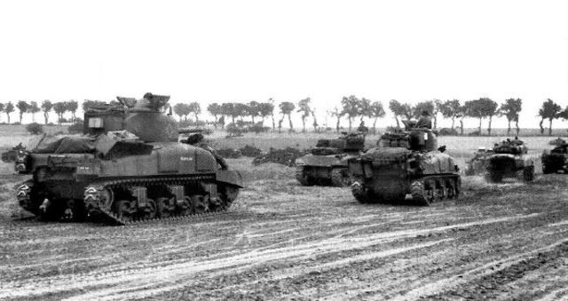 Formación de Shermans de la 11ª Armoured Division durante la Operación Epsom. Finales de junio de 1944