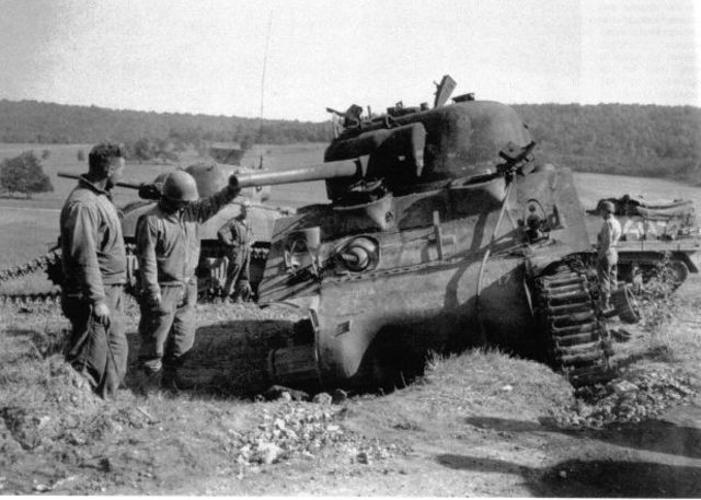Dos Sherman norteamericanos puestos fuera de combate por fuego alemán en la región de Alsacia. Septiembre de 1944