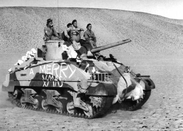 Sherman de la 2ª Armoured Brigade en las afueras de Bengasi. 26 de Diciembre de 1942