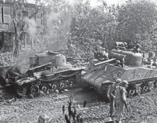 Sherman M4A3 del 716º Batallón de Tanques junto un tanque japonés Type 97 puesto fuera de combate en Binalonan, Filipinas, enero de 1945