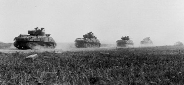 Columna de la 4ª Armoured Division canadiense avanzando durante la Operación Totalize. Agosto de 1944