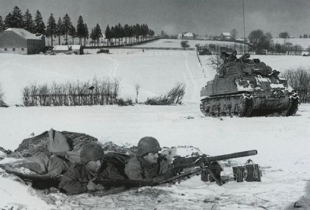 Sherman M4A3 perteneciente a la 4ª Armored Division junto a un nido de ametralladora en las afueras de Bastogne. Enero de 1945
