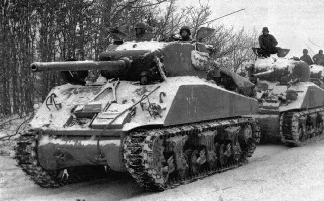 Un M4A3 76 liderando una columna blindada del 712º Tank Bataillon en Luxemburgo. Enero de 1945