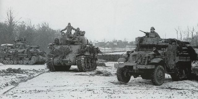 Tanques Sherman y semioruga M3 de la 3ª Armored Division durante la batalla de las Ardenas. Marche, Bélgica. 31 de diciembre de 1944