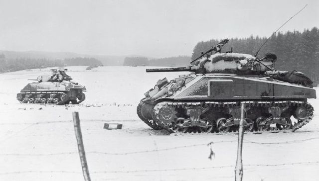 Shermans del 35º Tank Battalion combatiendo en una población cercana a Bastogne. 27 de diciembre de 1944