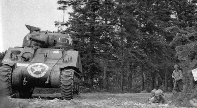 M4 Sherman del 70º Tank Bataillon, junto a infantería en las proximidades de Carentan. Normandía, julio de 1944