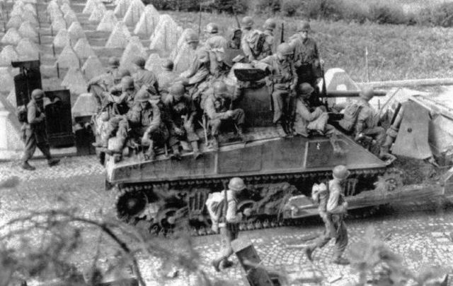 Sherman bulldozer de la X Task Force penetrando entre los dientes de dragón de la Línea Sigfrido en las proximidades de Aquisgrán. Septiembre de 1944