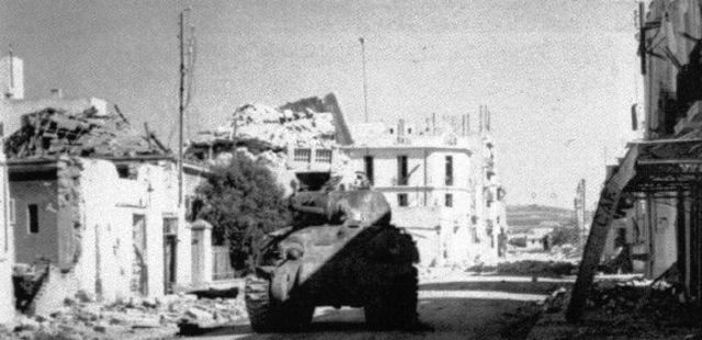 Sherman del 75º Tank Bataillon en las calles de Bizerta, Túnez. Mayo de 1943