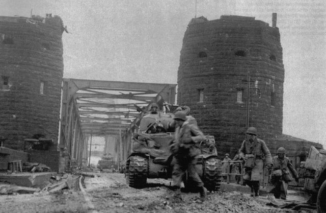 Tanques M4A3 del 14º Tank Bataillon atravesando el puente Ludendorff en Remagen. 7 de marzo de 1945