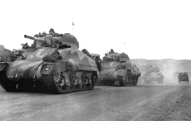 Tanques Sherman del 8º Ejército Británico avanzando por Túnez. Abril de 1943