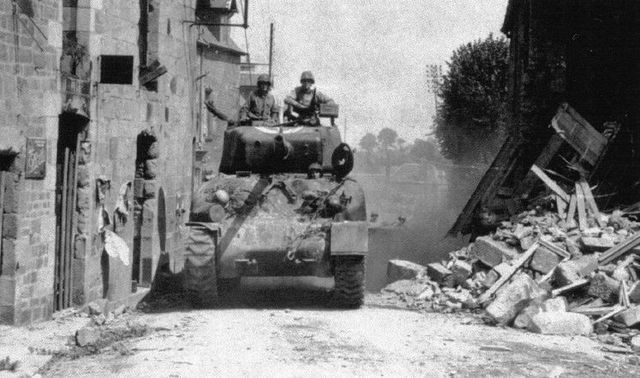 Sherman M4A1 76 de la 2ª Armored Division en una aldea de la región de Calvados. Agosto 1944