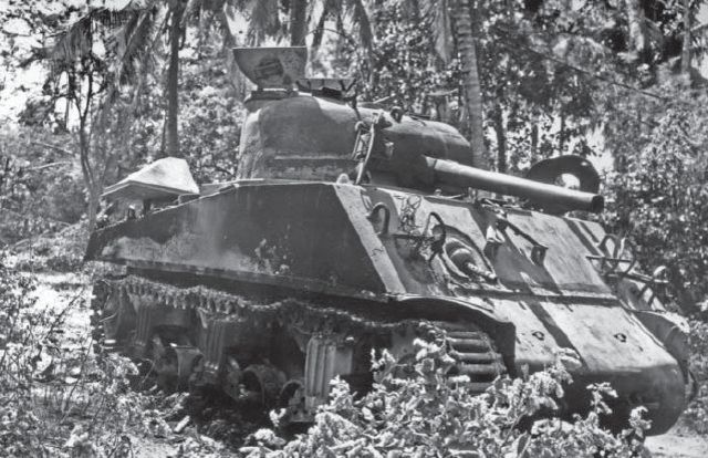 Sherman M4A3s del 716º Batallón de Tanques puesto fuera de combate en una emboscada de varios tanques japoneses Type 97 durante los combates en Urdaneta, Filipinas. Enero de 1945