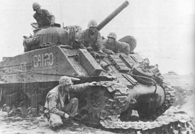 La cadena de esta Sherman ha sido averiada por una mina japonesa durante la batalla de Iwo Jima