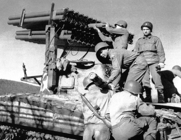 Otra variante del Sherman. El T34 Calliope. Sobre el M4 Sherman se montó una plataforma de cohetes que podía disparar una salva de 60 proyectiles de 11,6 cm. En la imagen un Calliope en Alsacia es recargado por su tripulación. Febrero de 1945