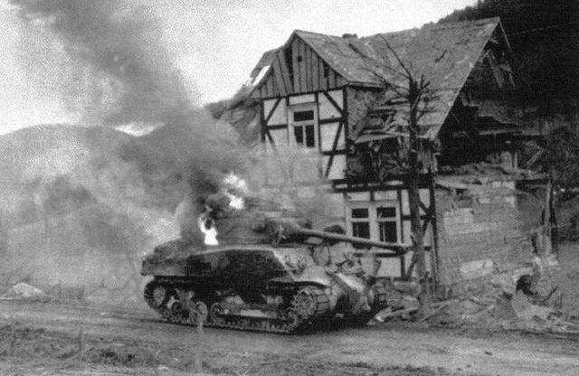 Sherman M4A3 76 puesto fuera de combate por un Panzerfaust en una villa alemana. Primavera de 1945