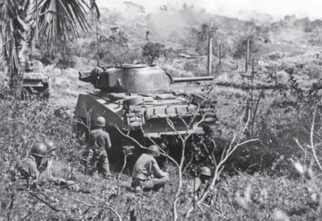 Pelotón de tanques Sherman del 716º Batallón de Tanques junto a infantería de la 43ª División luchando en el interior de la isla de Luzón. Enero de 1945