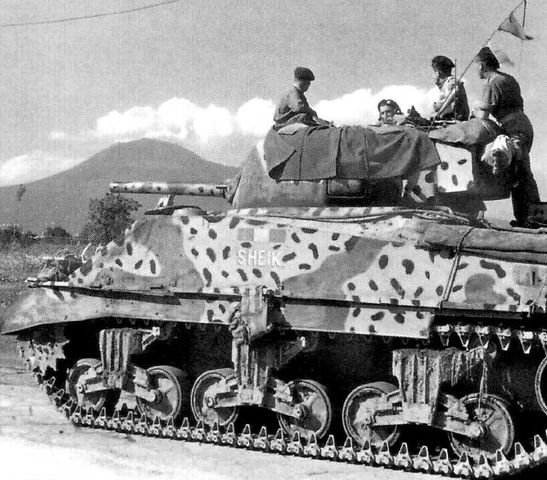 Sherman II del Royal Scots Greys junto a las faldas del monte Vesubio, en las proximidades de Nápoles. 29 de septiembre de 1943