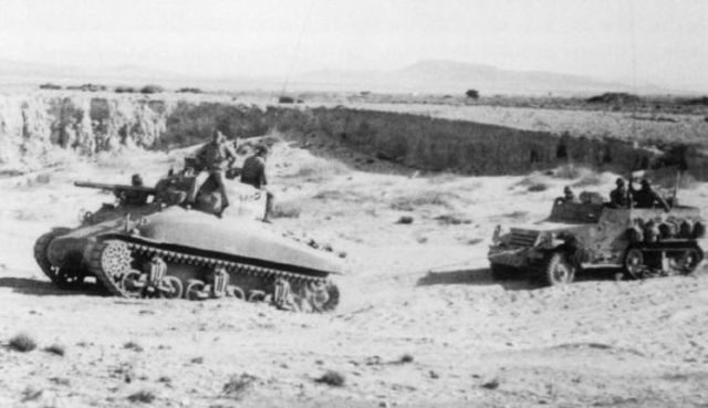 M4A1 Sherman norteamericano seguido por un semioruga M3 en el paso de Kasserine, Túnez. Febrero de 1943