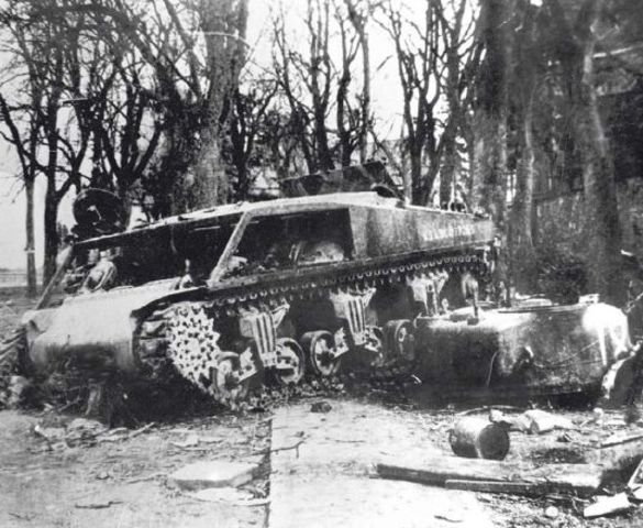 Sherman de la 7ª Armored Division destrozado por el fuego enemigo durante la batalla de Saint Vith. Diciembre de 1944