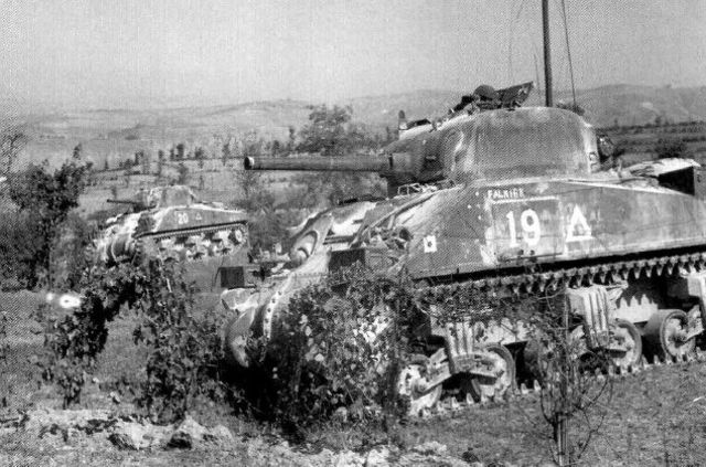 Dos tanques Sherman del 6º Royal Tank Regiment al norte de Florencia. Septiembre de 1944