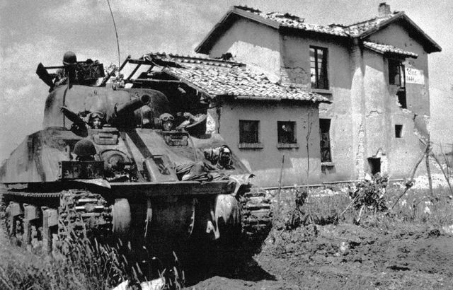 Tanque Sherman norteamericano en una granja al norte de Roma. 10 de Junio de 1944