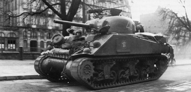 Un Sherman M4A2 de la 2ª División Blindada francesa avanzando por una avenida de Estrasburgo. Noviembre de 1944