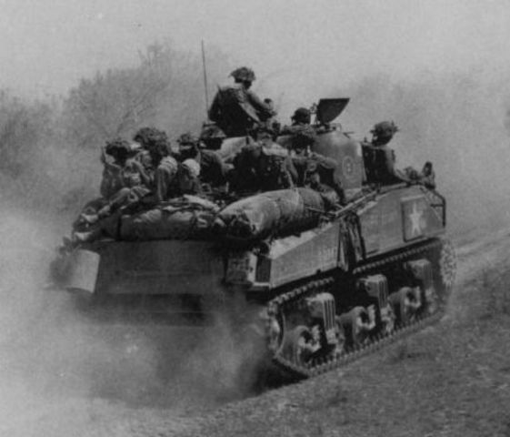 Infantería india a lomos de un Sherman británico durante el avance hacia Rangún, Birmania. Abril de 1945