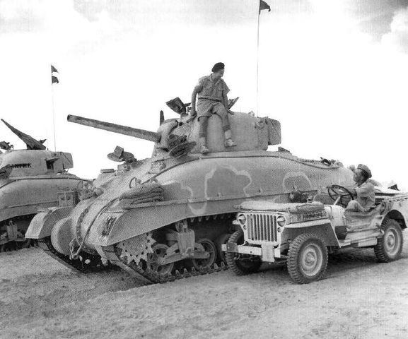 El debut del M4 Sherman en la II Guerra Mundial fue en el norte de África, en las filas del 8º Ejército Británico, durante la batalla de El Alamein en octubre de 1942. En la imagen tanques Sherman de la 2ª Armoured Brigade