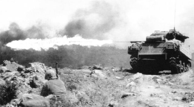 Sherman lanzallamas reduciendo una posición japonesa en Iwo Jima