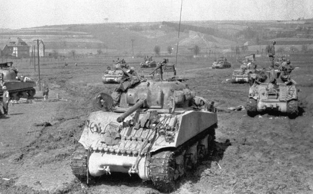 Columna de la 9º Armored Division en las afueras de Westhousen, Alemania. 10 de abril de 1945