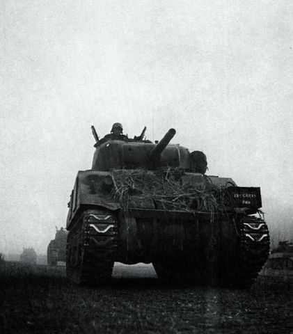 Tanques Sherman de la 2º Armoured Brigade de Canadá en el río Orne, al sur de Caen. Junio de 1944