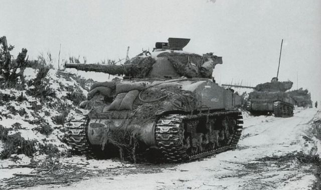 Taques Shermans de la 2ª Armored Division combatiendo en Amonines, Bélgica. Enero de 1945