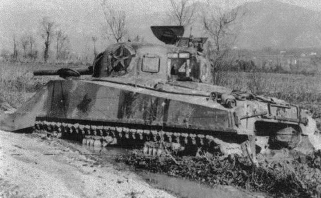 Sherman del 756º Tank Bataillon puesto fuera de combate durante los combates en el río Rápido. Febrero de 1944