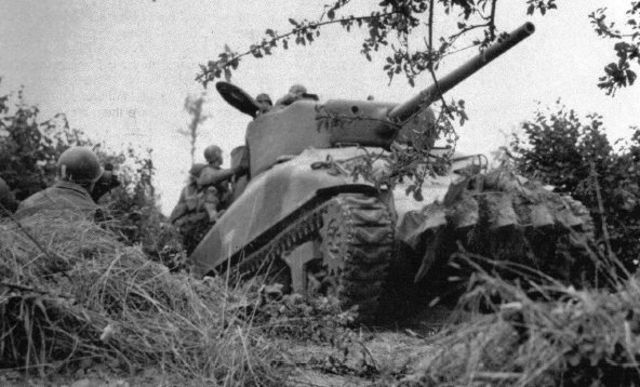 El nuevo Sherman M4A1 76 combatiendo en el bocage normando durante la Operación Cobra. 22 de julio de 1944