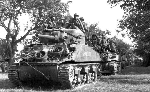 Carros Sherman de la 27ª Armoured Brigade junto a infantería de la 3ª Div. durante la Operación Goodwood. Julio de 1944