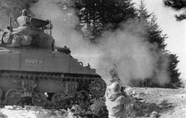 Sherman Cozy II abriendo fuego sobre una posición alemana en Belvedere, Italia. Febrero de 1945