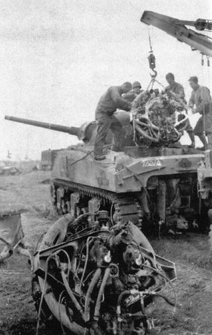 Mecánicos realizando labores de mantenimiento en un Sherman. Bélgica, octubre de 1944