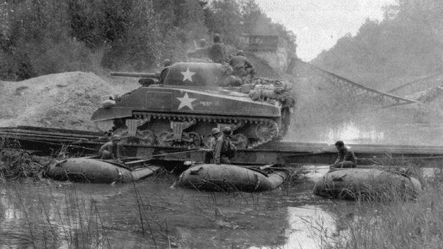 Sherman del 3er Ejército de Patton cruzando el río Mosela por un puente construido por ingenieros norteamericanos. 16 de septiembre de 1944