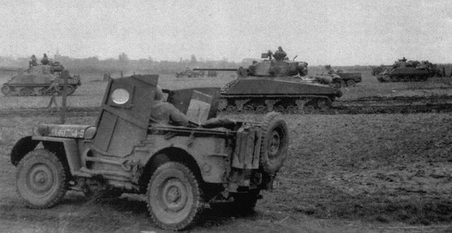 Tanques Sherman de la 5ª Armored Division a las afueras de Rheindahlen, Alemania. Marzo de 1945