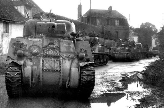 Columna de tanques Sherman de los Grenadiers Guards avanzando por el norte de Francia en dirección a la frontera belga. 31 de agosto de 1944