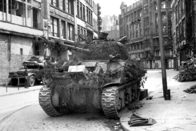 Sherman Firefly de la 7ª Armoured Division en una calle de Hamburgo. 4 de mayo de 1945